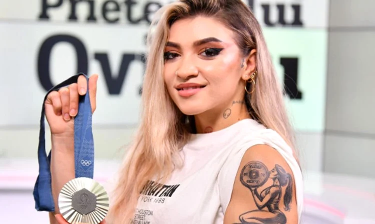 Mihalea Cambei și-a expus medalia, dar și noul său tatuaj. Foto Instagram 