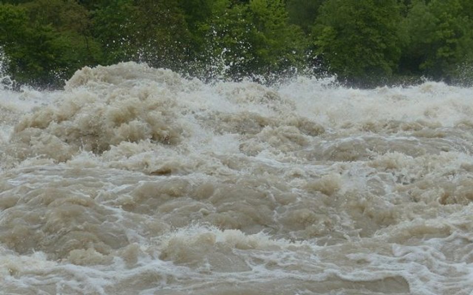 Atenţionări Cod galben şi Cod portocaliu de viituri pe râuri din zece judeţe, până vineri la miezul nopţii. Un sat din Bistrița, în pericol 