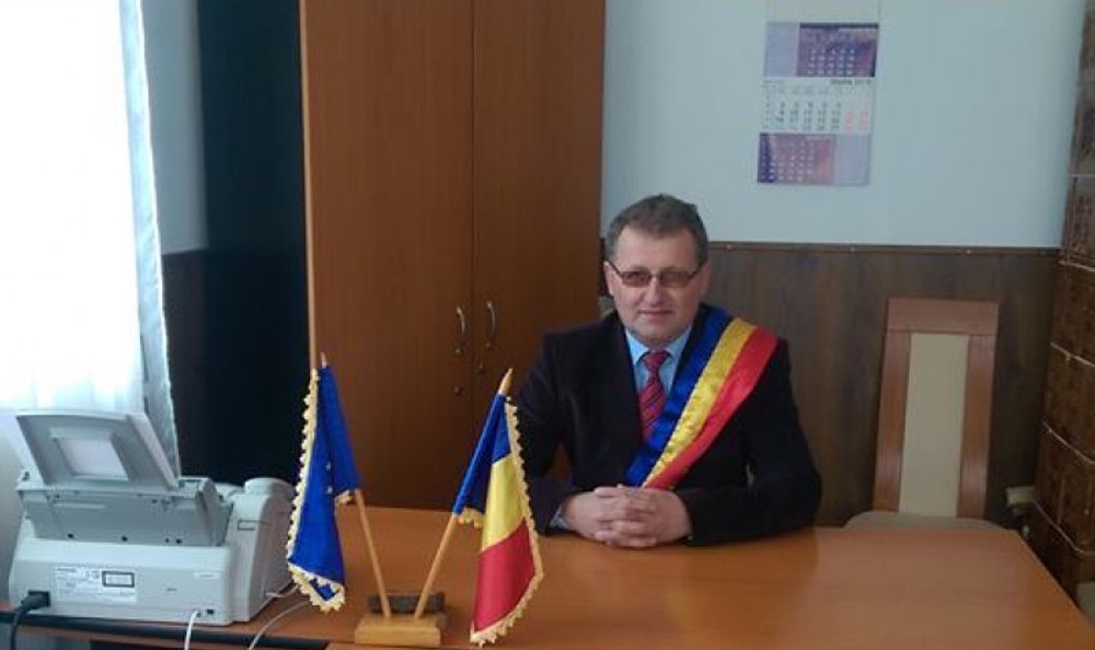 Un primar condamnat pentru pornografie infantilă a fost înlocuit de soție la alegeri