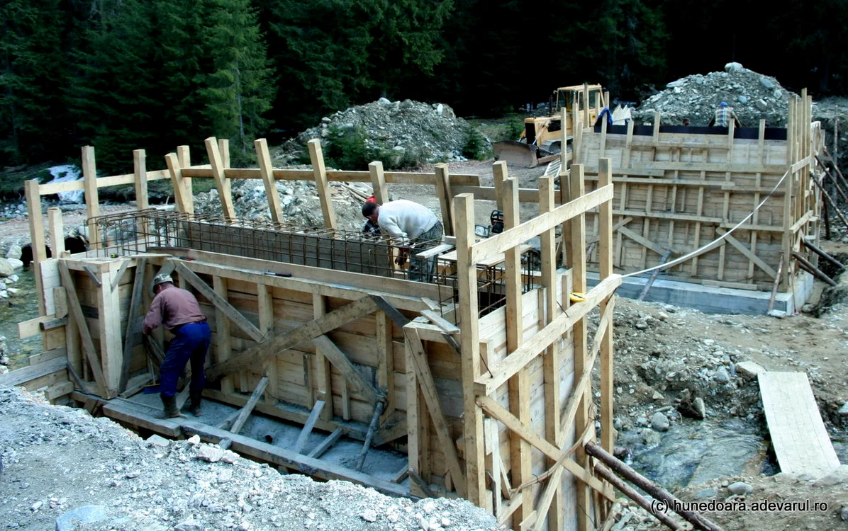 Muncitori în construcții. Foto: Arhivă. ADEVĂRUL