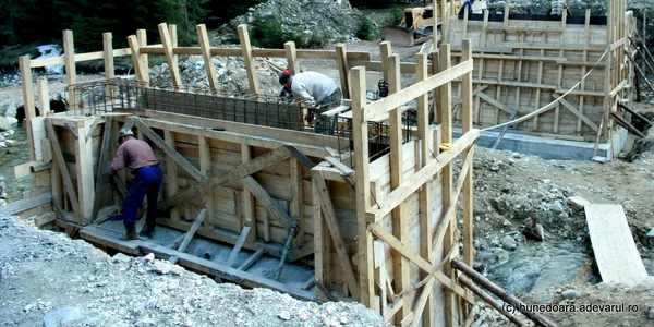 muncitori in constructii foto daniel Guță JPG