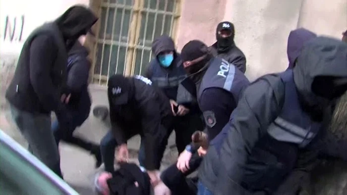 Nika Gvaramia a fost târât pe jos de poliţiştii veniţi să-l reţină. Foto: captură video