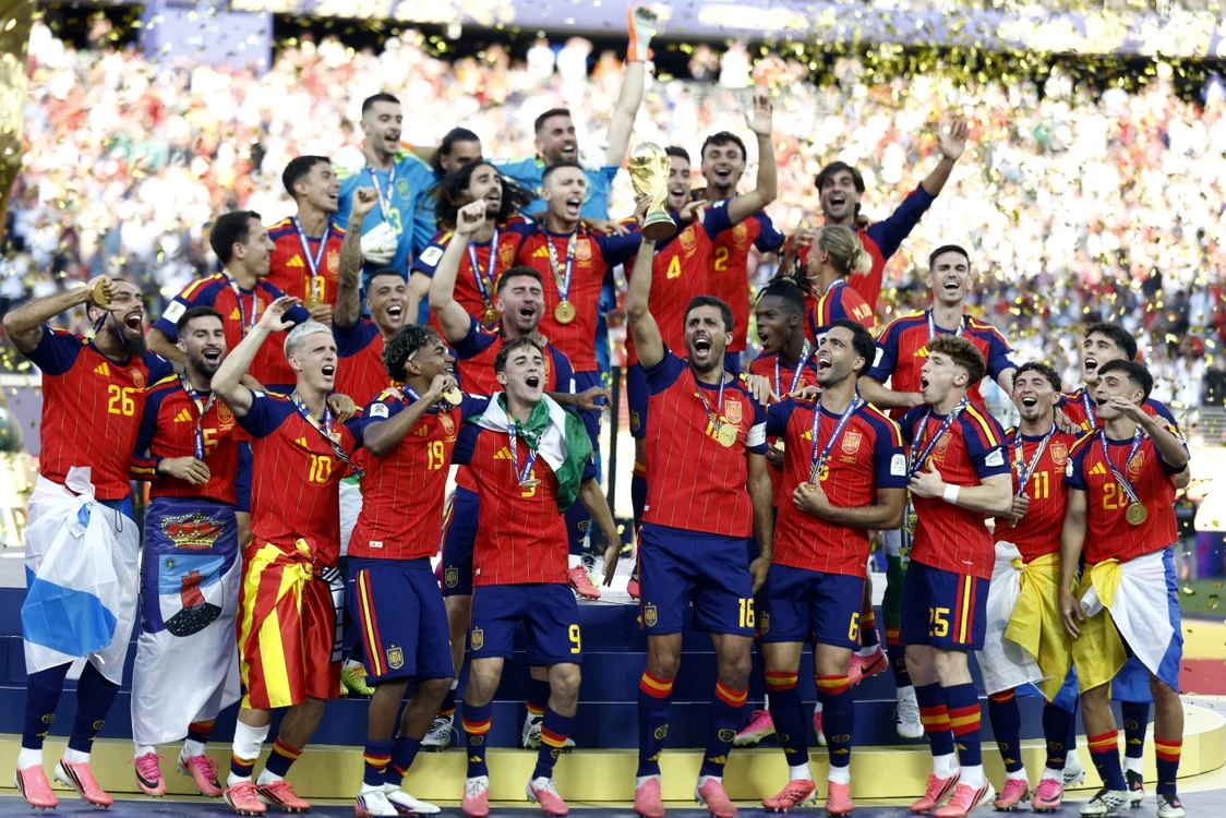 Ibericii au primit medaliile și trofeul de campioni mondiali (Foto: EPAImages)