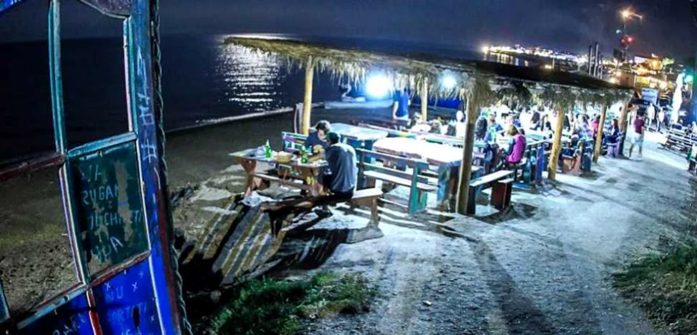Cherhanaua din Vama Veche şi uşa ei colorată Sursa Facebook Cherhana Vama Veche