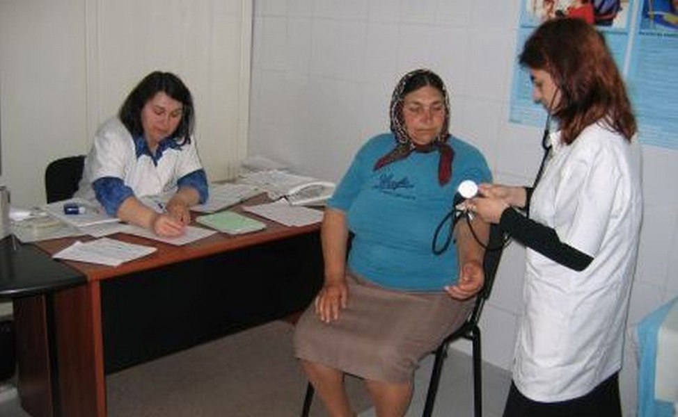 Adevăratul motiv pentru care medicii de familie nu se duc la sat. Viața fără filtru într-un cabinet de țară: „Cine ar veni în fundătura asta a noastră?”