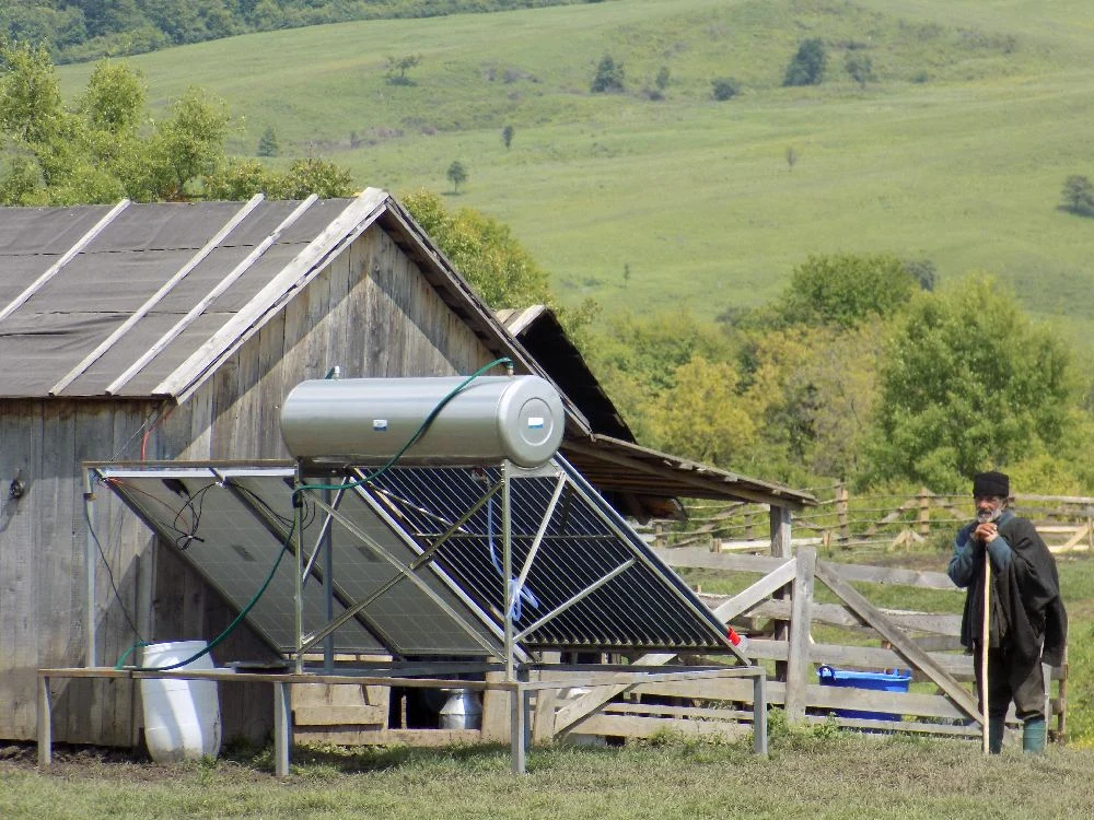 
    Ciobanii au parte de curent electric şi de apă caldăFoto: "Adevărul"  