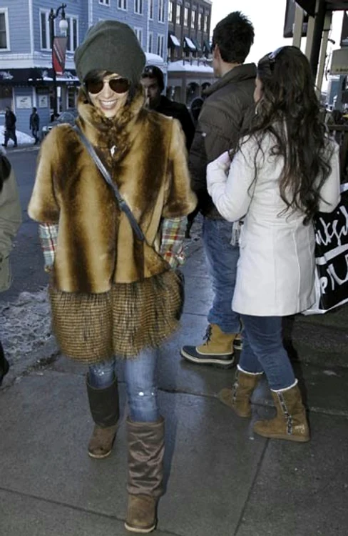 
    Jessica Alba nu i-a păcălit pe fotografi, în ciuda faptului că a încercat să-și ascundă prezența  