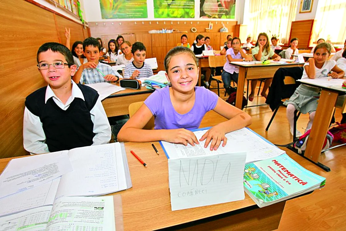
    Nadia Comăneci este elevă în clasa a V-a, la Şcoala nr.12 din Capitală şi are un 10 în catalog  