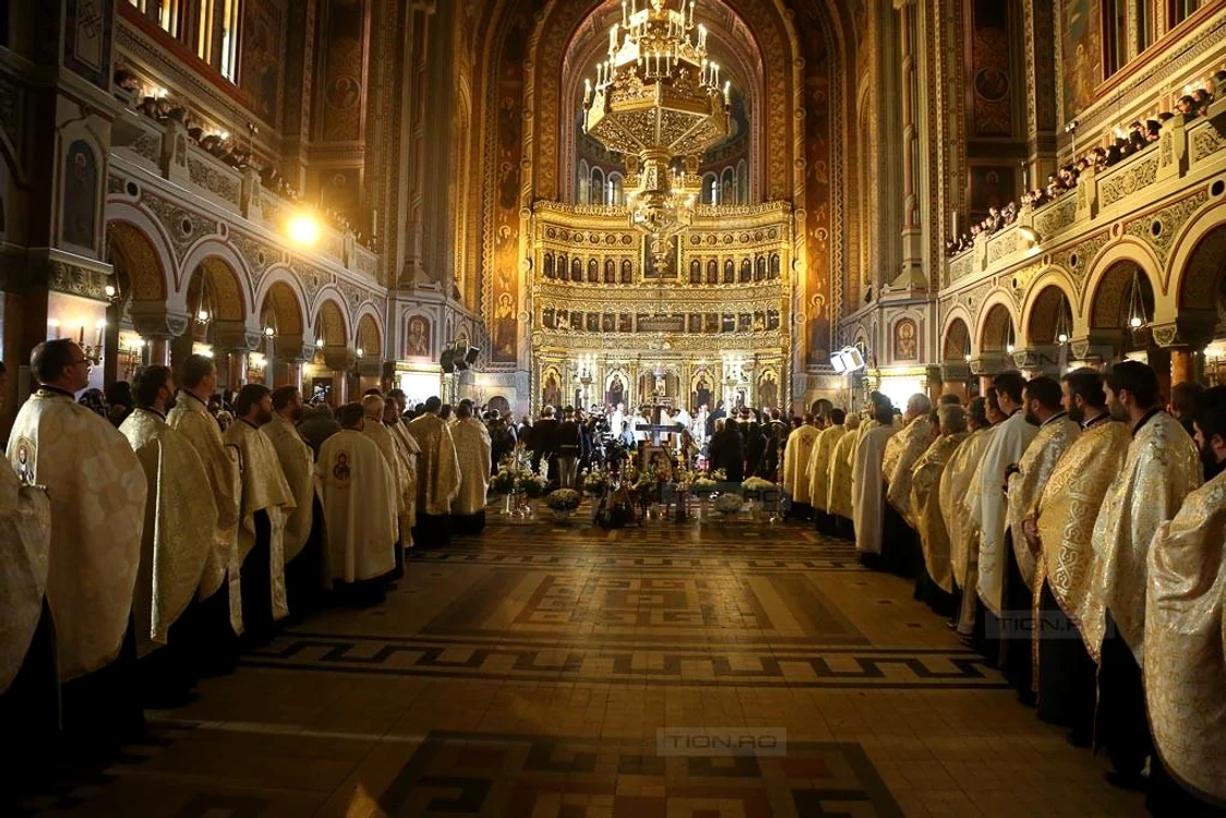 
    La slujba de înmormântare participă mai mulți preoți și înalți prelați (foto: tion.ro)  