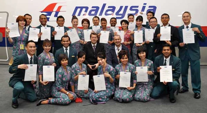 Dacă până acum tot timpul erau zâmbitori, cei care fac parte din echipajele Malaysia Airlines sunt traumatizați