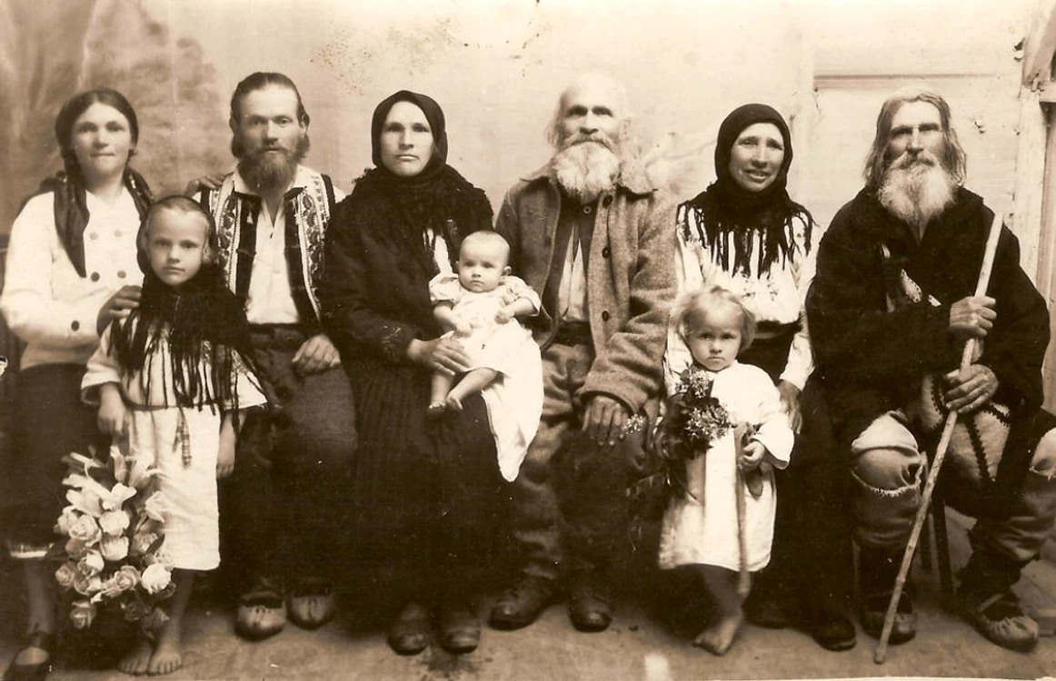 Bătrânii aveau parte de un respect aparte în lumea satului, fiind „comoara“ familiei FOTO: www.bucurestiivechisinoi.ro