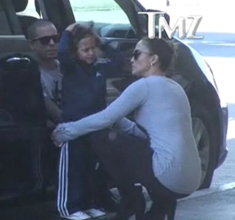 
    Max scapă din braţele mamei sale şi o ia fugă pe aeroport  