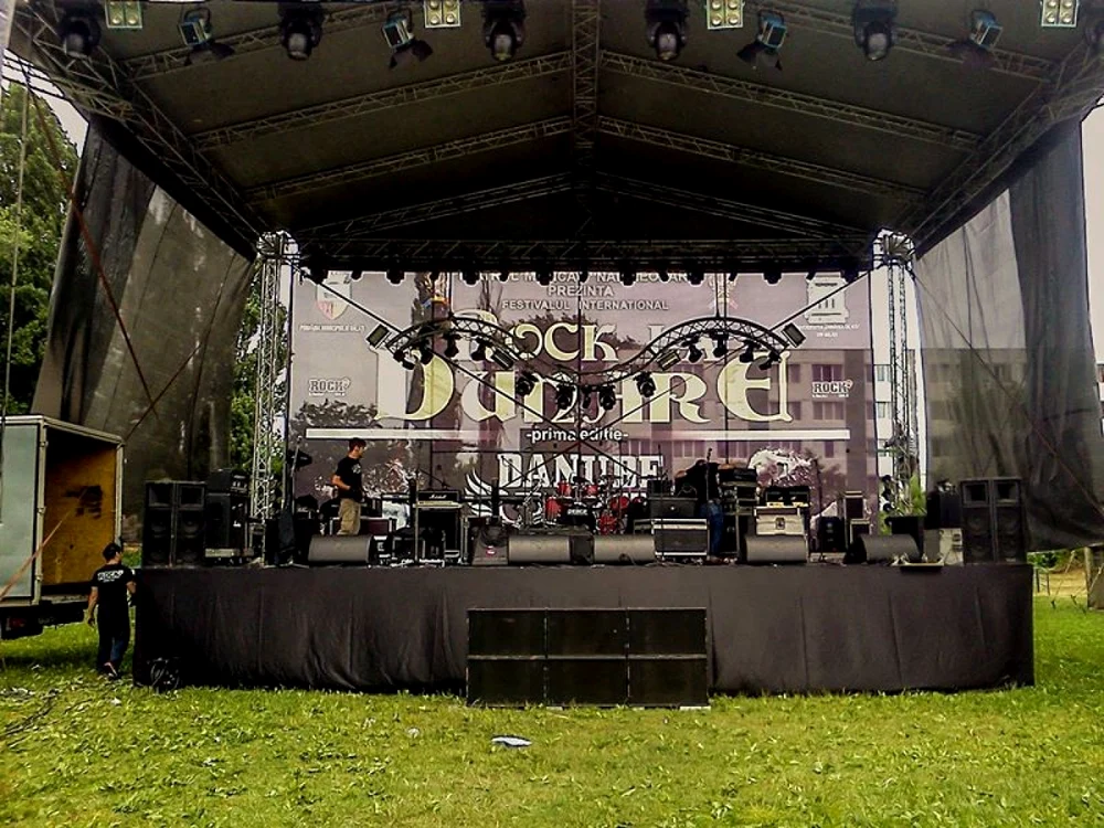 Astăzi dimineaţă se făceau ultimele pregătiri pentru festival. Foto: uzinadereclame.ro