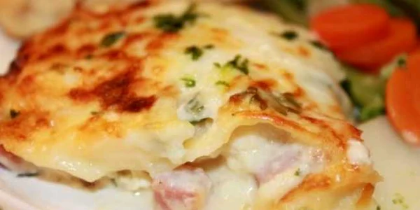 Lasagna cu pui şi sos cremos