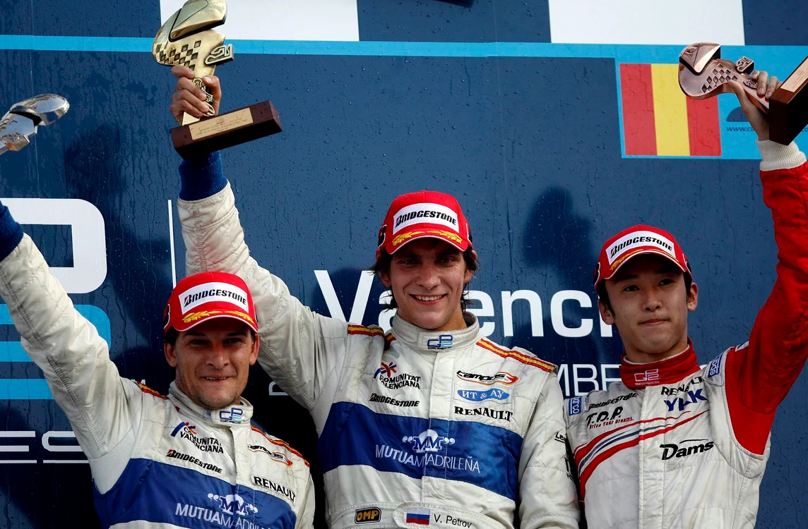 
    Vitali Petrov (în centru) a avut un sezon bun în GP2, terminând pe locul 2  