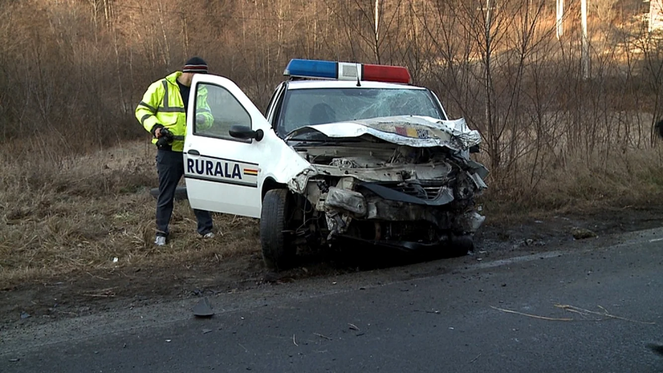 Poliţiştii implicaţi în accident au fost răniţi uşor. Foto Laurenţiu Ionescu