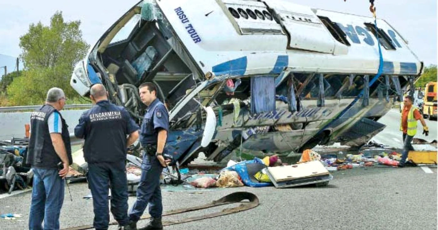 130 de pompieri, 5 elicoptere  şi peste 30 de ambulanţe au fost  mobilizate la accidentul din Franţa 