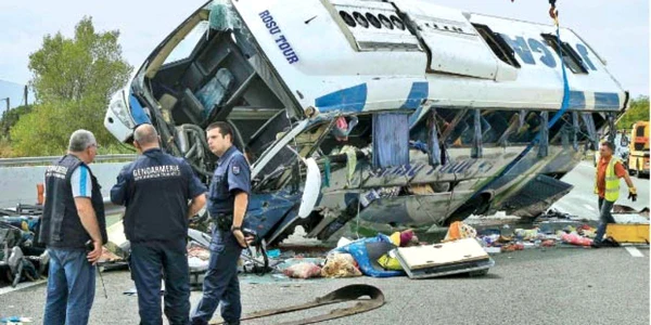 130 de pompieri, 5 elicoptere  şi peste 30 de ambulanţe au fost  mobilizate la accidentul din Franţa 