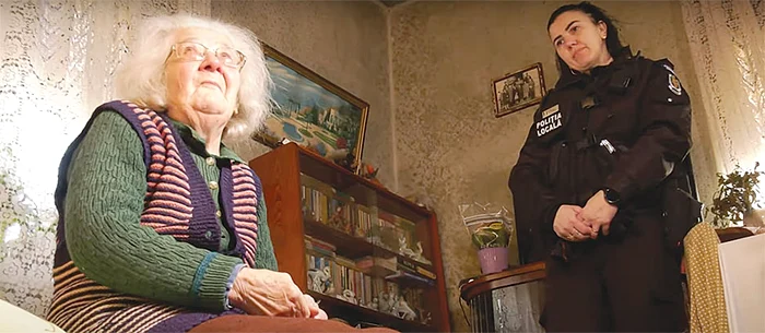 Femeia de 83 de ani a fost ajutată de polițiștii locali care au vizitat-o