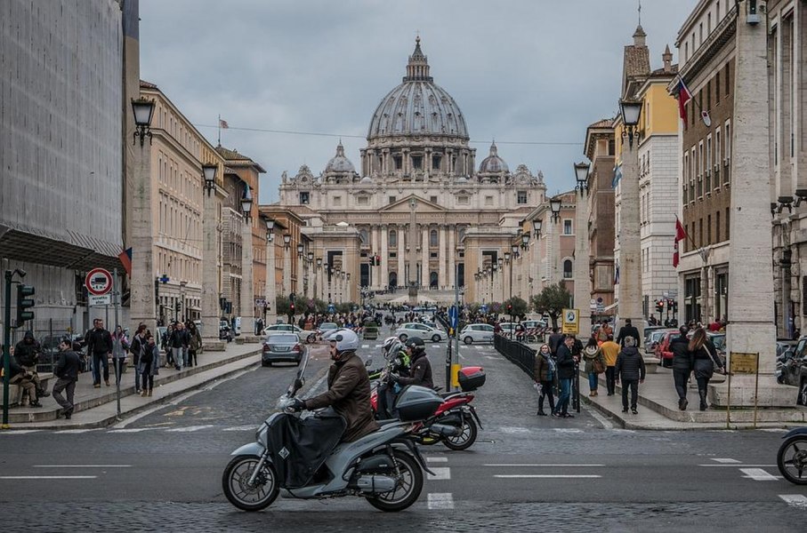 Incident șocant în Vatican. Un turist s-a dezbrăcat în Bazilica Sf. Petru FOTO