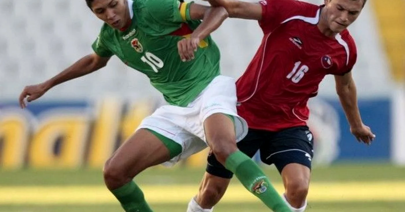 Samuel Galindo (stânga) este o speranţă a fotbalului bolivian