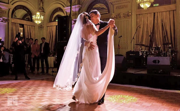 Dansul mirilor a lăsat fără cuvinte invitaţii