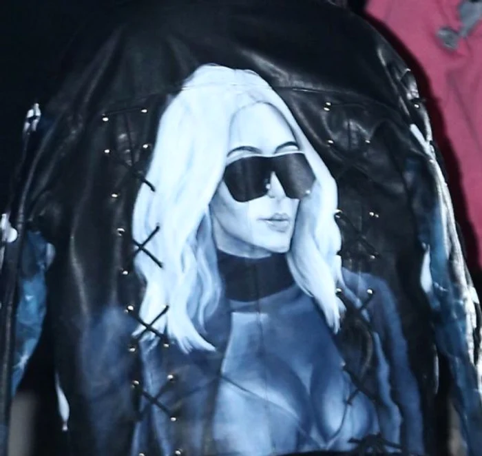 Kim Kardashian a purtat o jachetă imprimată cu propriul chip