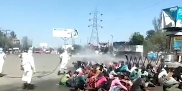 Migranţi sunt stropiţi cu deinfectanţi în India FOTO captură video The Times of India