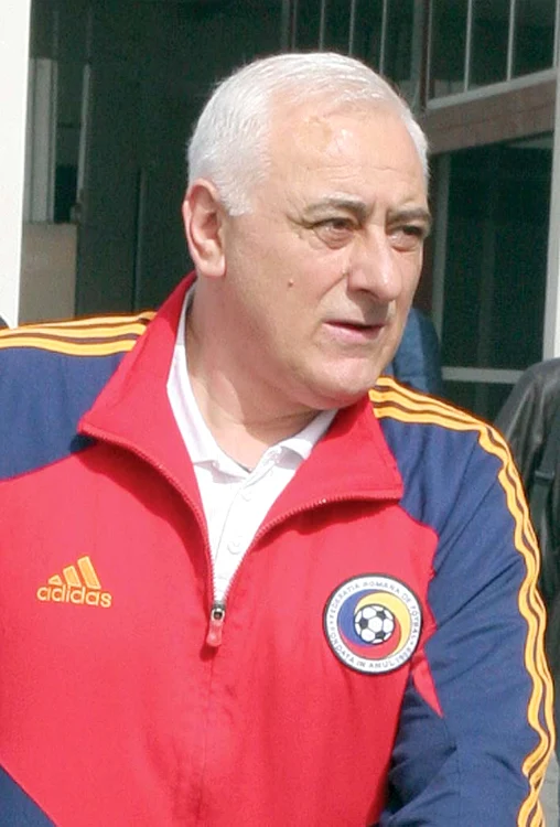 Fostul medic al «tricolorilor», Pompiliu Popescu, îi consideră vinovaţi pe cei din actualul staff fiindcă jucătorii s-au accidentat pe capete