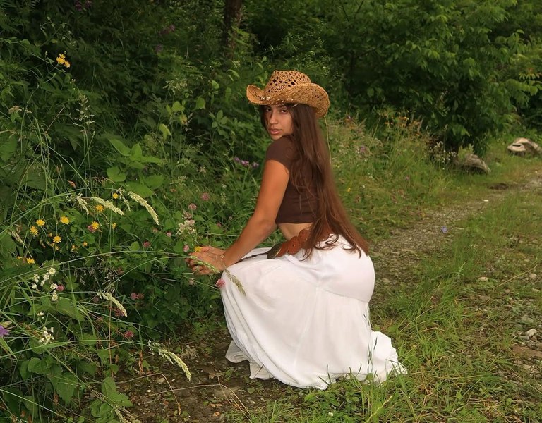 Ioana Coman, surprinsă într-un moment intim. Soția fotbalistului, filmată în ploaie, desculță