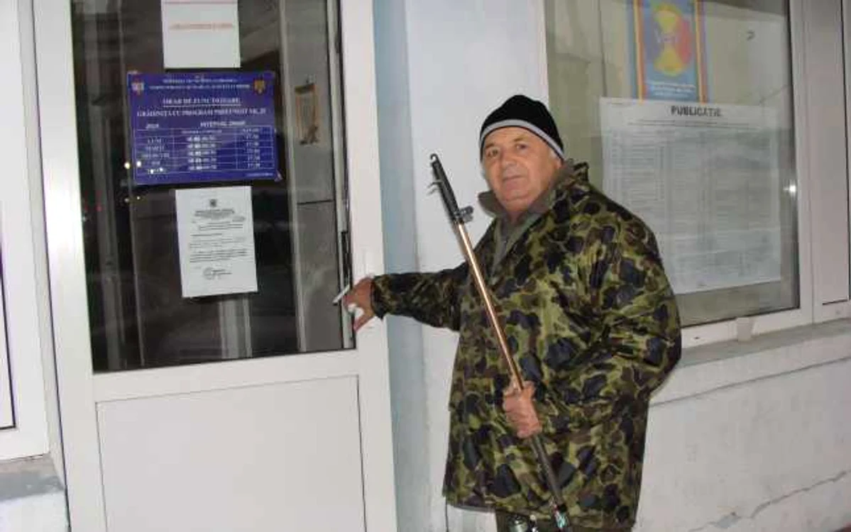 Nicolae Cuibuș a venit la secția de votare direct de la pescuit 