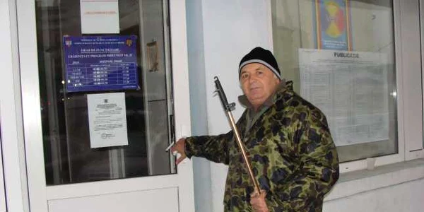 Nicolae Cuibuș a venit la secția de votare direct de la pescuit 