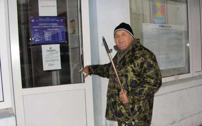 Nicolae Cuibuș a venit la secția de votare direct de la pescuit 