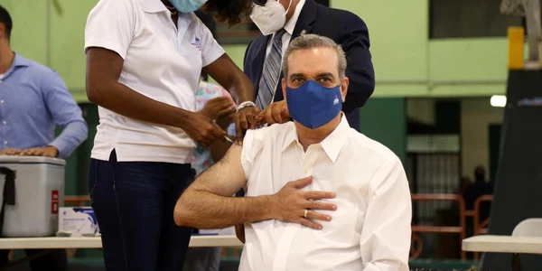 Luis Abinader imunizat cu a treia doză de vaccin