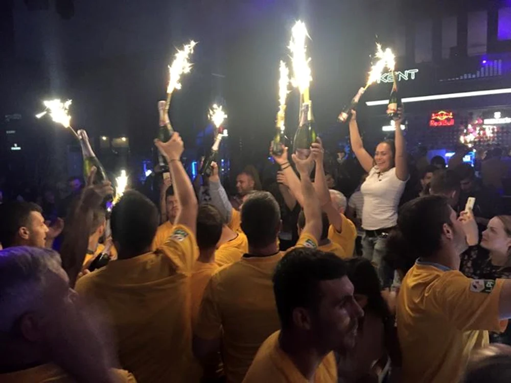 
    La petrecere s-a băut şampaniefoto: arhivă personală  