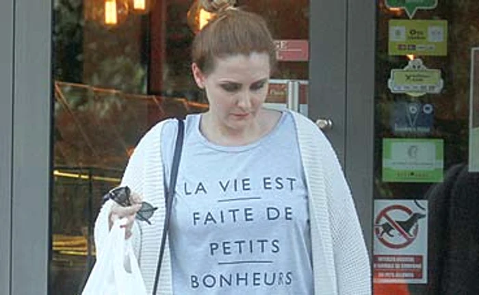 
    Alina Sorescu a ştiut  să-şi camufleze  kilogramele în plus  cu haine mai largi Foto: Blitz  