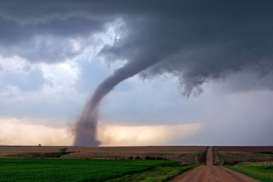 Momentul în care o tornadă smulge acoperișul unei case VIDEO 