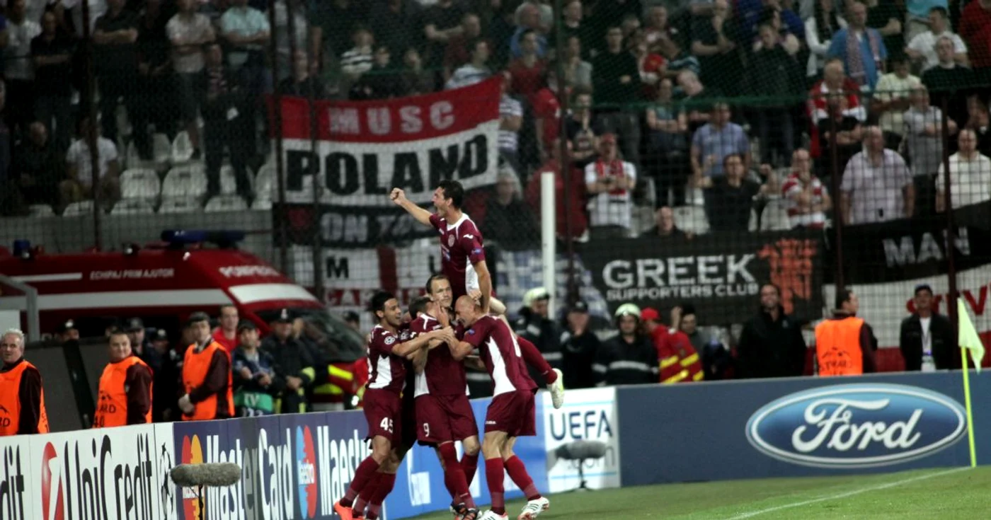 CFR Cluj a câştigat meciul împotriva lui Manchester United, scor 1-0. FOTO Mediafax