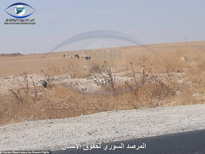 Din imagini, se poate vedea cum mai mulţi oameni fug din tabăra de lângă Rakka