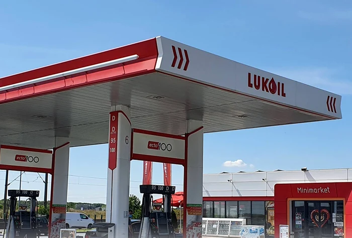 Doi spioni ruși care acționau sub acoperirea Lukoil, expulzați din România FOTO: Arhivă