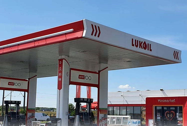 Doi spioni ruși care acționau sub acoperirea Lukoil, expulzați din România FOTO: Arhivă