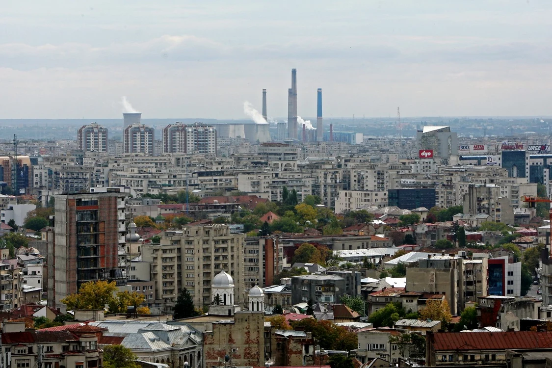 Blocurile construite în Epoca de Aur au schimbat definitiv faţa Micului Paris                FOTO: Marian Iliescu