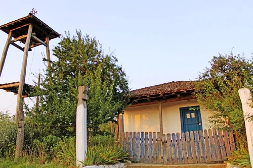 Biserica arhaică făcută din nuiele de lemn de la Izvoarele - Constanţa - Dobrogea Foto Bogdan Ilieş