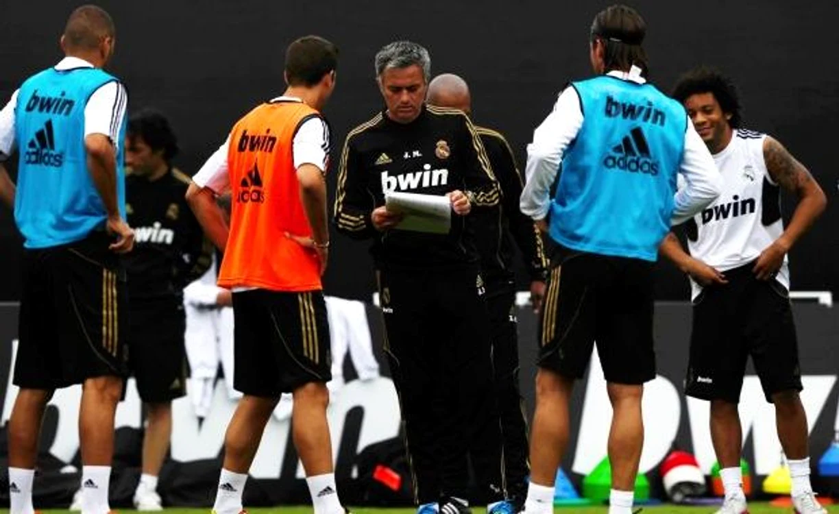 
    Jose Mourinho între jucătorii săi  