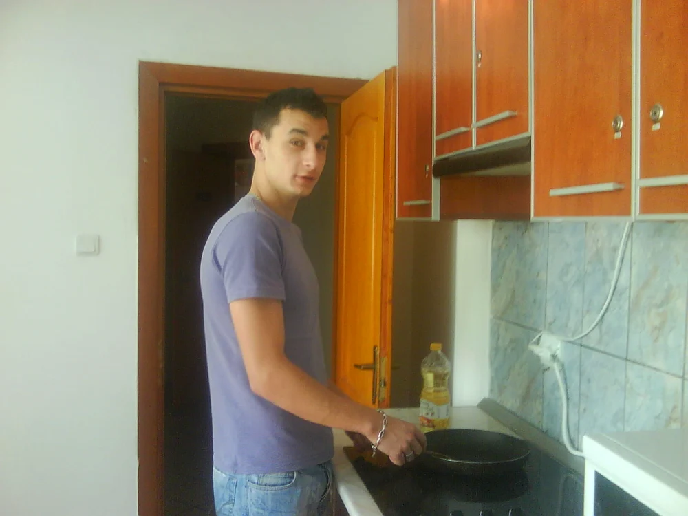 Eugen îşi găteşte singur pentru că părinţii sunt în Buzău