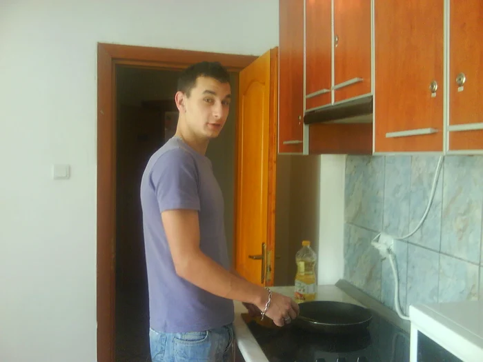 Eugen îşi găteşte singur pentru că părinţii sunt în Buzău