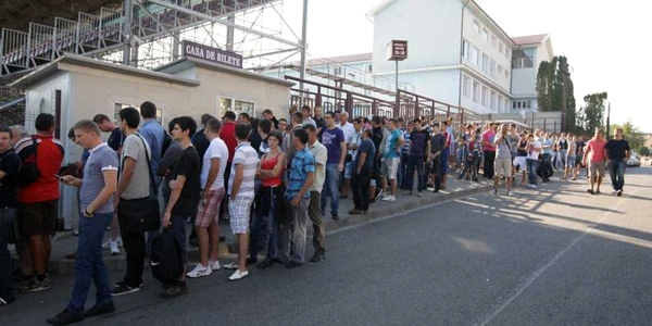 La deschiderea caselor, sute de oameni stăteau deja la coadă