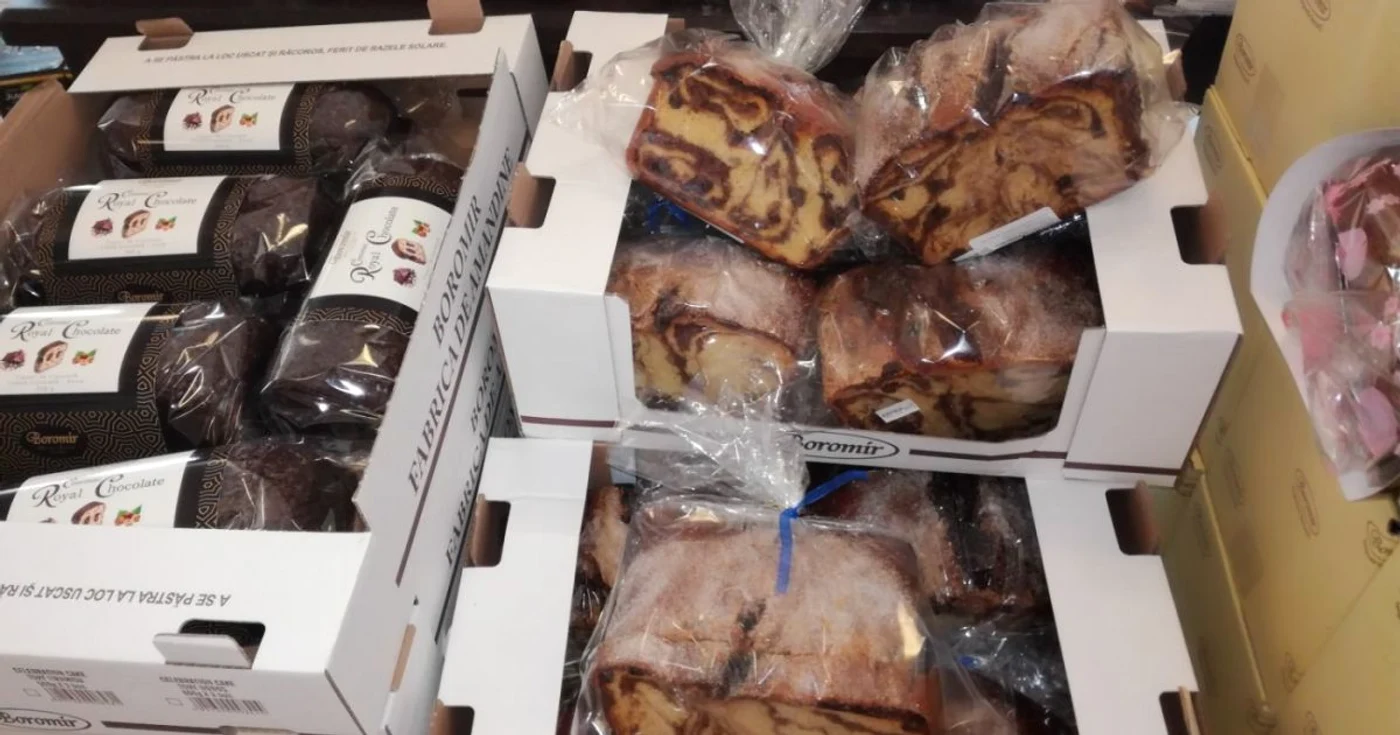 Cozonacul Magnum pentru familii numeroase de la Boromir despre care clienţii susţin că nu se usucă nici după o săptămână de când a fost început Foto Daciana Stoica