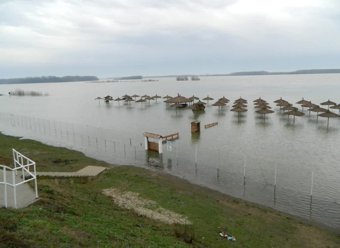 În zona oraşului Corabia, Dunărea şi-a luat deja o parte din "tribut"...