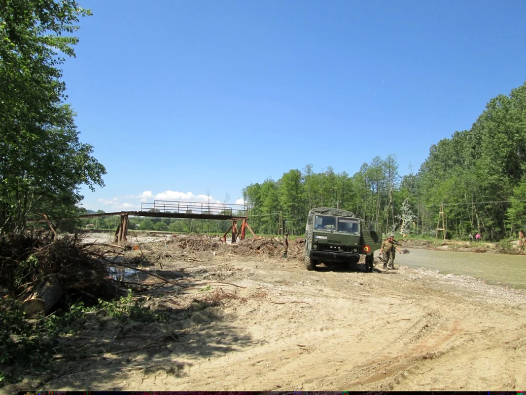 rmata a intervenit în comuna Nicolae Bălcescu. Militarii construiesc un pod pentru familiile care au rămas izolate